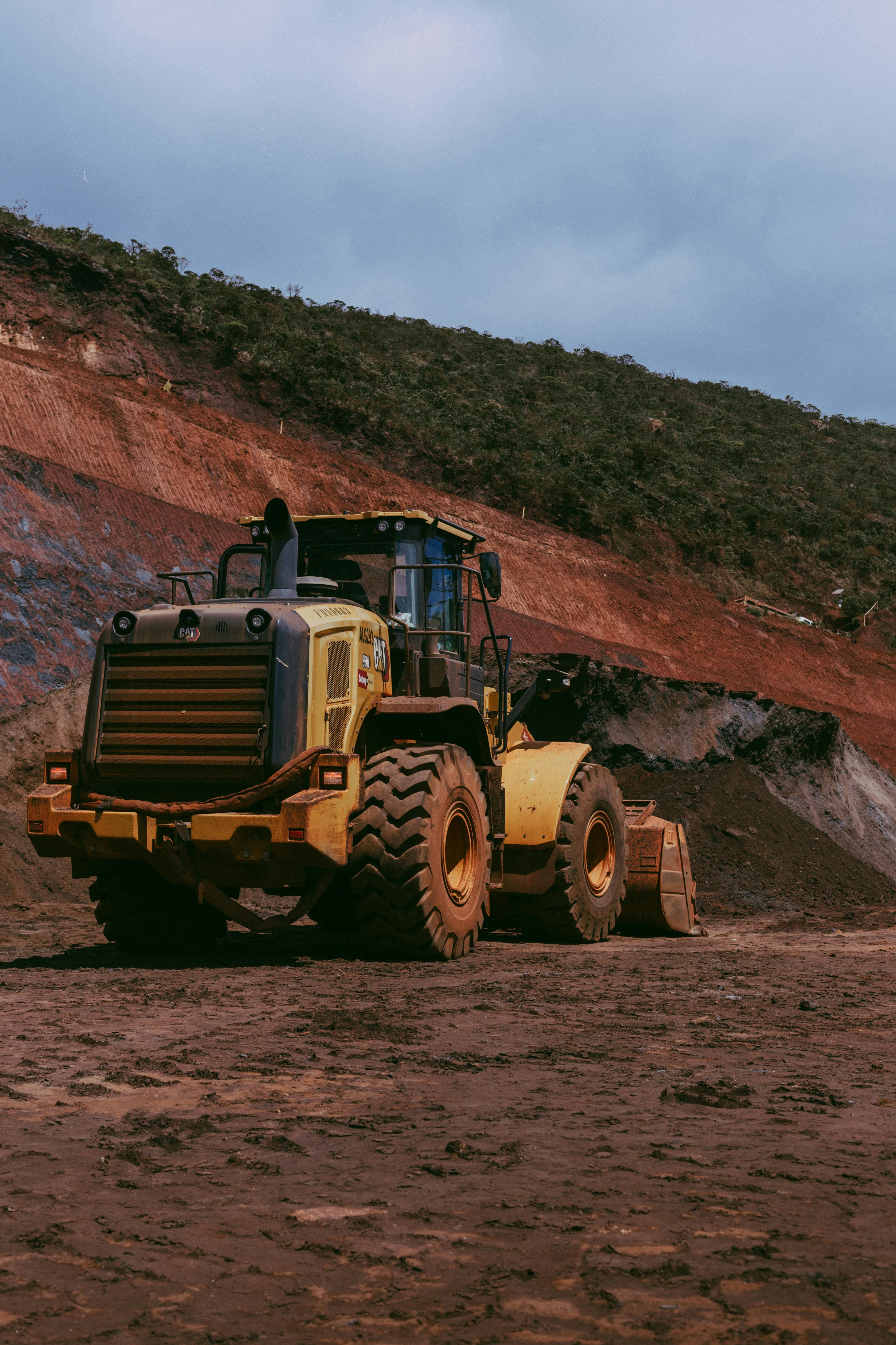 Excavadora y volquetes en faena de movimiento de tierra y carga